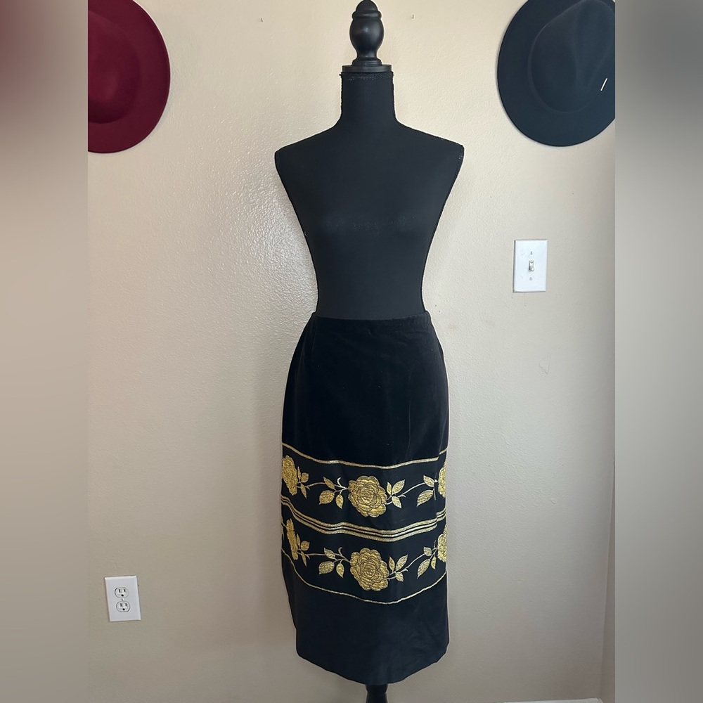 Vintage 70’s/80’sElegant Black and Gold Floral Skirt